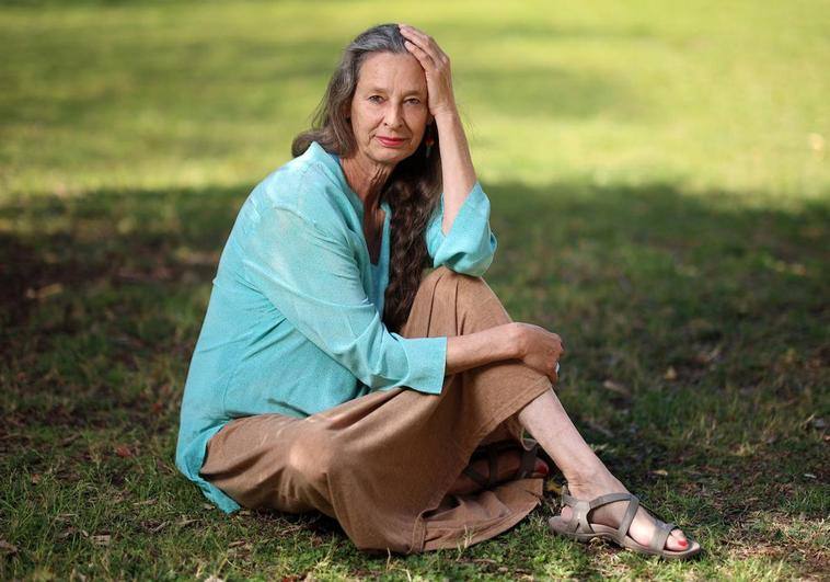 Paola Dominguín, en el cauce del río Turia. Se ha puesto un poco de carmín y nada de maquillaje.