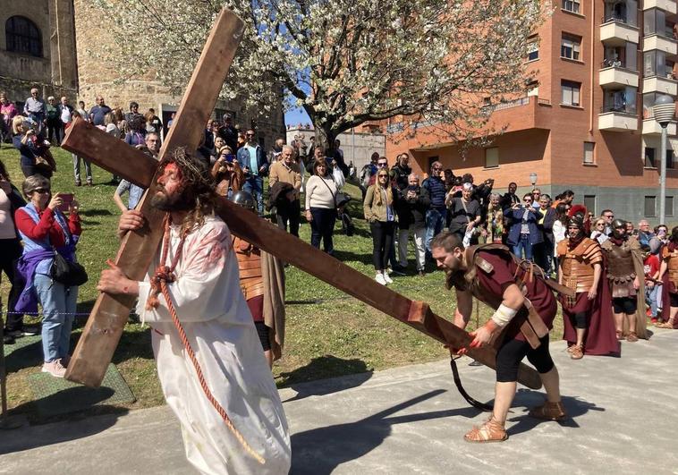 Luis Alberto Castellano inicia el Vía Crucis en la Pasión de Arkotxa