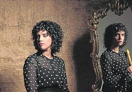 La flautista Tamar Lalo, en un juego fotográfico.