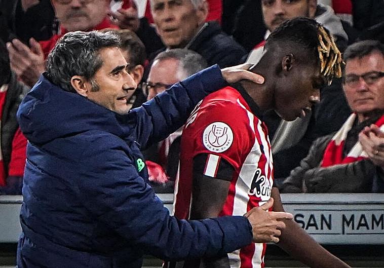 Valverde consuela a Nico Williams tras sustituirle ante Osasuna.