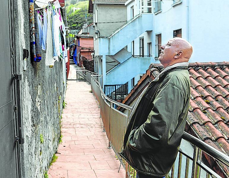 Francisco Cerrato, 65 años. Natural de Badajoz, llegó a El Peñascal a los 17, «sin saber leer ni escribir». Siempre se dedicó a la construcción. Está separado y tiene dos hijas que viven en Sodupe.