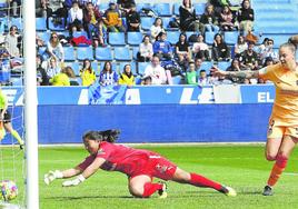 Jana es superada en la línea de gol en el duelo que las Gloriosas disputaron en marzo en Mendizorroza.