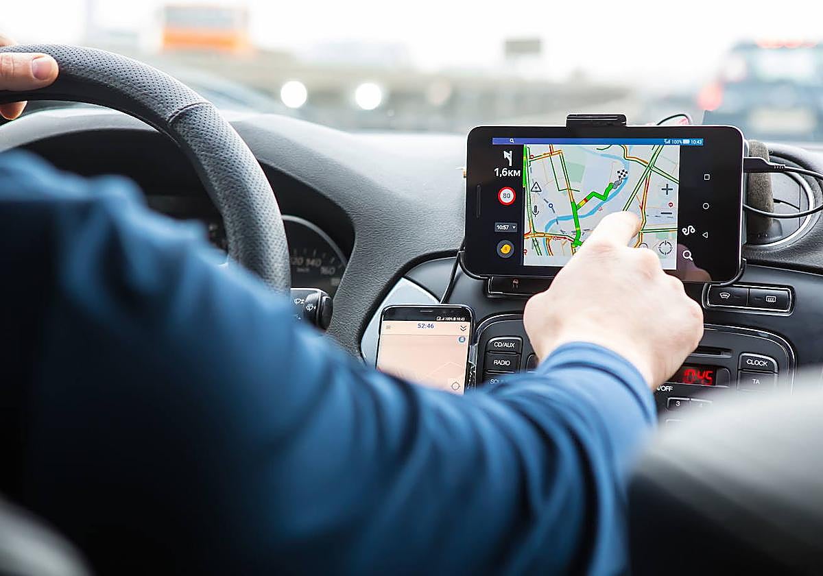 Imagen de archivo de un conductor usando el gps