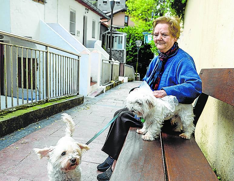 Magdalena Moyón, 77 años. Procede de Zamora. Vivía en San Sebastián con su marido, barrendero, y le trasladaron a Bilbao. Vive en el barrio desde hace 48 años. Es ama de casa y tiene tres hijos.