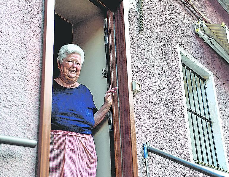 María Varela, 79 años. Nació en Galicia, vivió algunos años en Suiza y lleva en el barrio desde los 23. Siempre trabajó como cocinera. A los 40 enviudó y sacó adelante sola a cuatro retoños.
