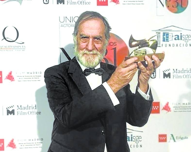 Ramón Barea, con su premio por 'Cinco lobitos'.