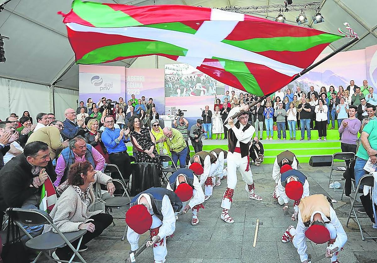 Los dantzaris amenizaron el acto.