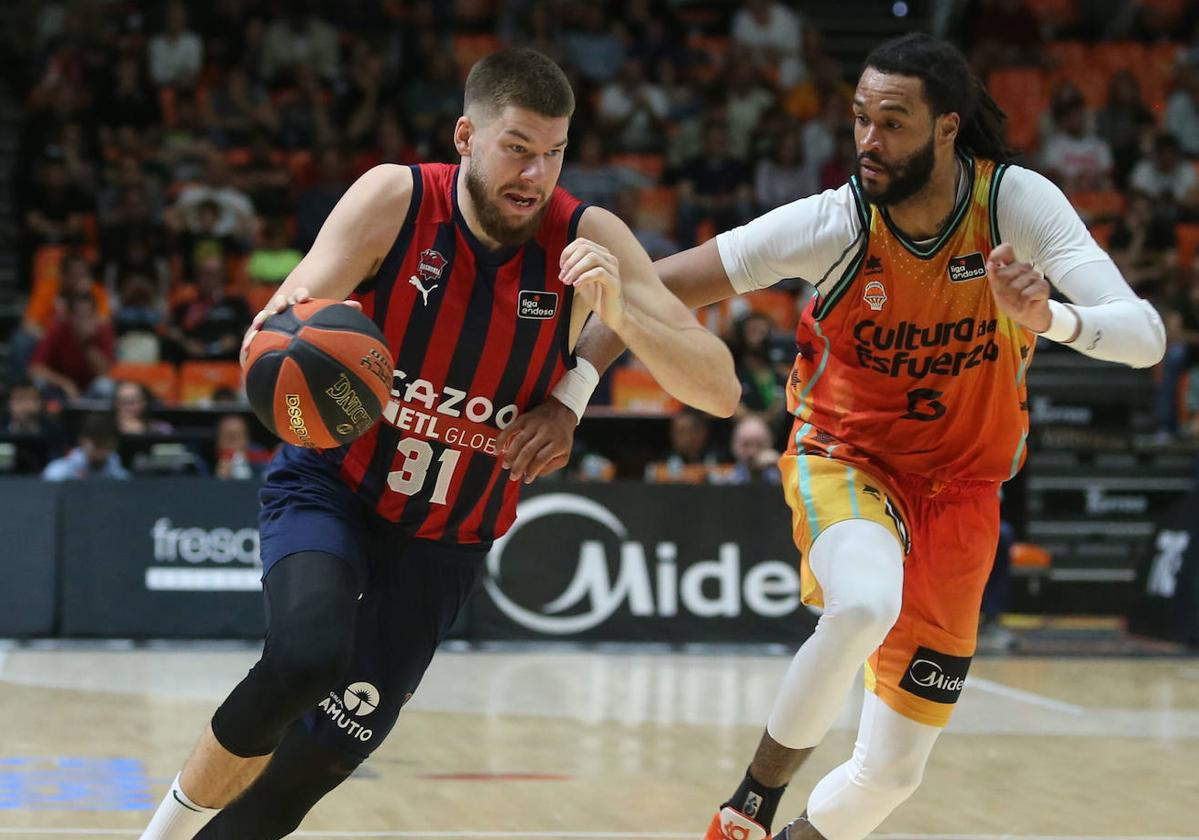 Rokas Giedraitis avanza con el balón durante el encuentro ante el Valencia Basket.