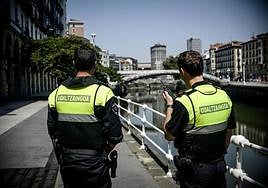 Una patrulla de la Policía Municipal de Bilbao, ajena al suceso, en una foto de archivo.