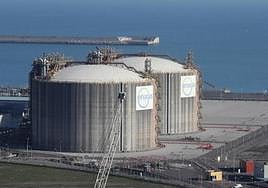 Imagen de la regasificadora que opera en el puerto de El Musel, en Gijón.