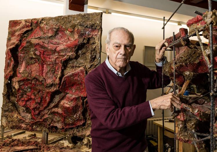 Vicente Larrea, con el boceto de una escultura en su taller.