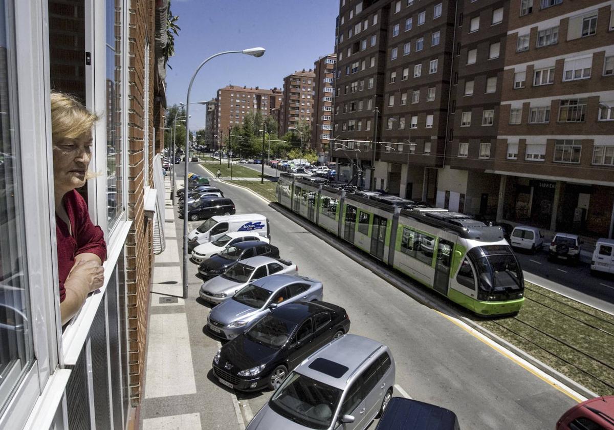 El metro ligero atraviesa la calle Juntas Generales, en Lakua-Arriaga.