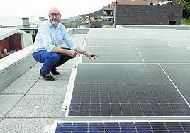 José Tesán muestra los paneles fotovoltaicos que tiene instalados en el tejado de su casa, en Plentzia.