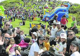 Las faldas del monte Serantes se han llenado desde primera mañana de personas procedentes de distintos puntos de Bizkaia para festejar la romería de Cornites.