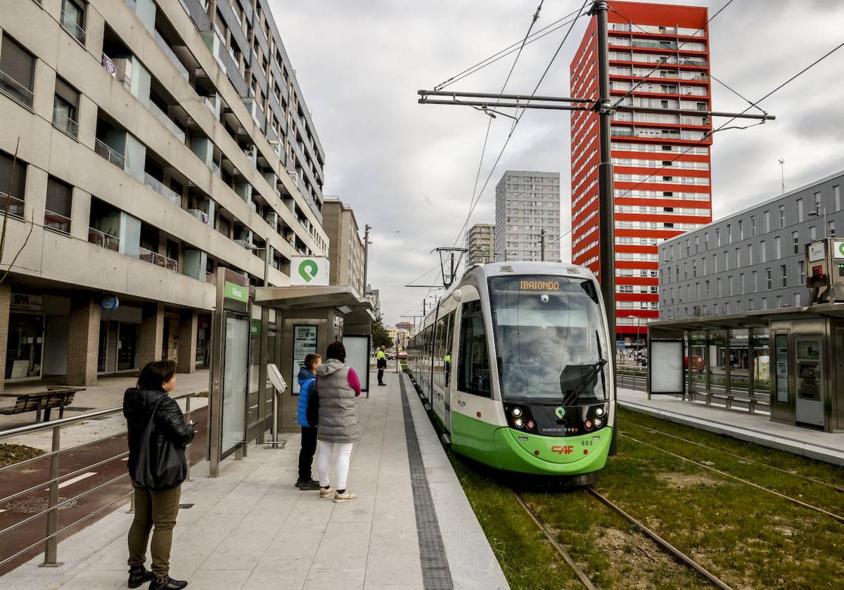 El tranvía ya circula en Salburua