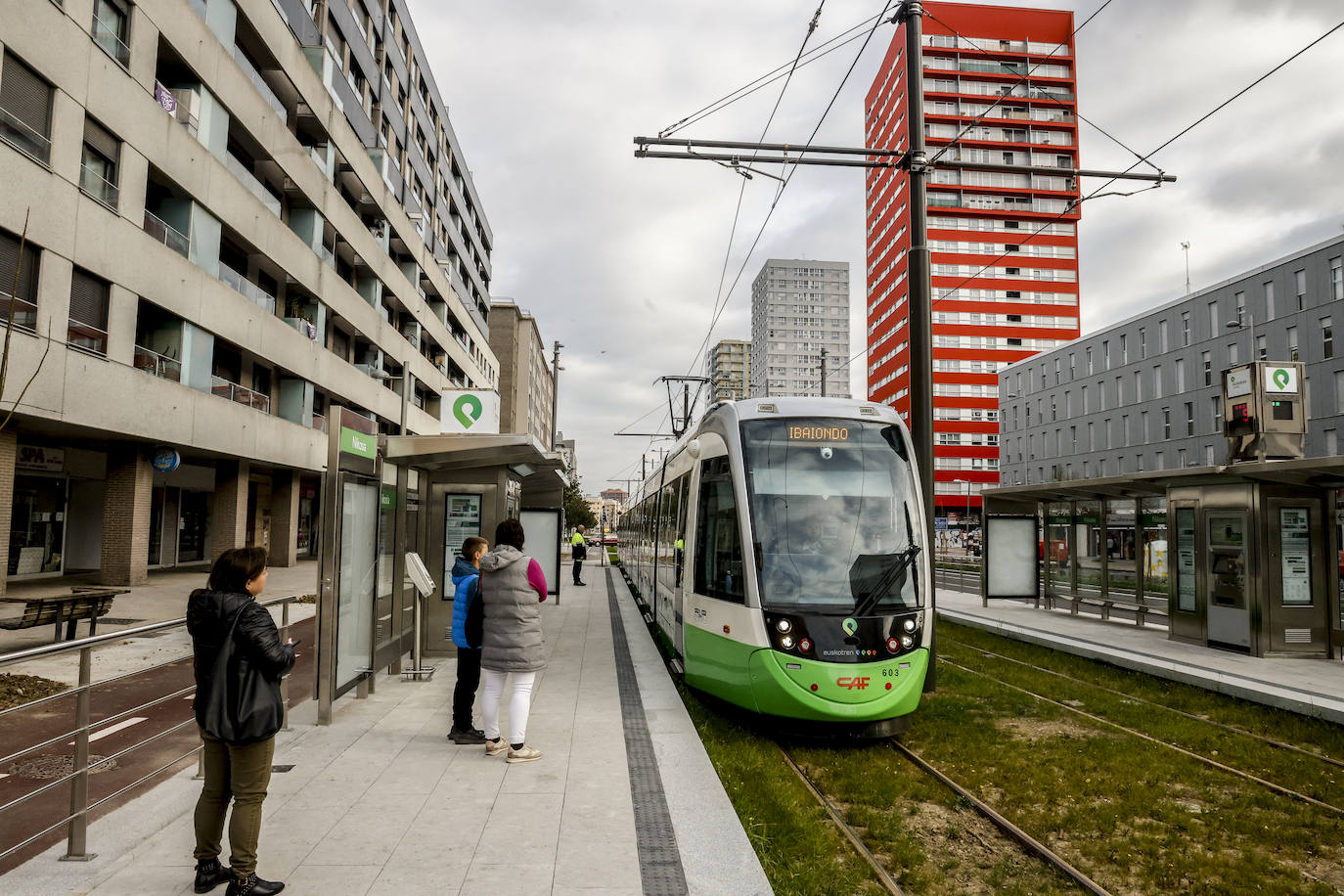 El tranvía ya circula en Salburua