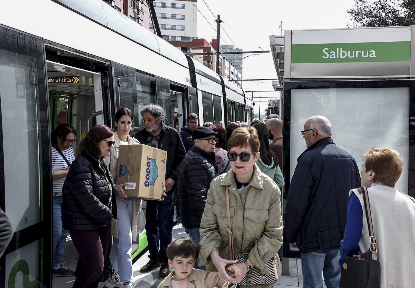 El tranvía ya circula en Salburua