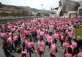 Miles de personas recorrieron ambas márgenes de la ría del Nervión para acabar en Bilbao en una carrera solidaria organizada por Acambi.