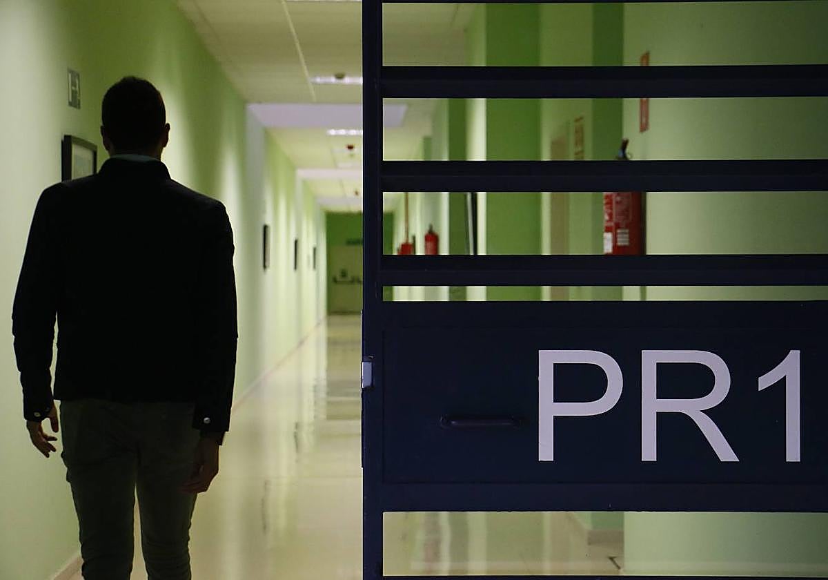 Un joven avanza por un pasillo del centro penitenciario de Álava, donde ha ingresado este delincuente habitual.