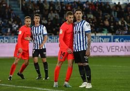 Antonio Blanco y Miguel esperan un centro a balón parado.