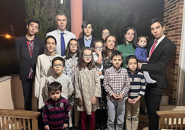 Virginia y Rubén con sus 14 hijos.