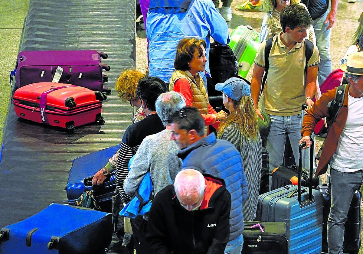 Ayer fue uno de los días del año de mayor actividad en el aeropuerto, al coincidir los que regresaban de vacaciones con los que se iban por la semana de Pascua.