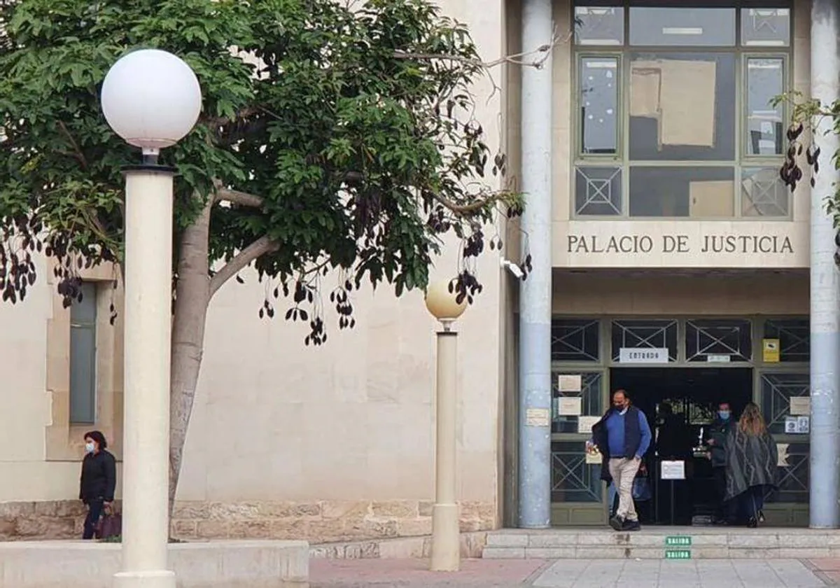 Un hombre se cambia de sexo en Alicante para evitar ser juzgado por  violencia de género | El Correo