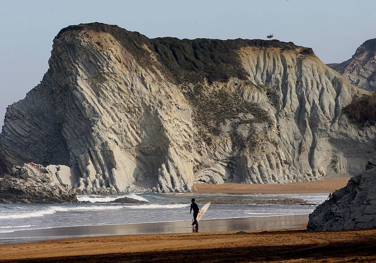 Los acantilados de Sopela son el tramo estrella del paseo.