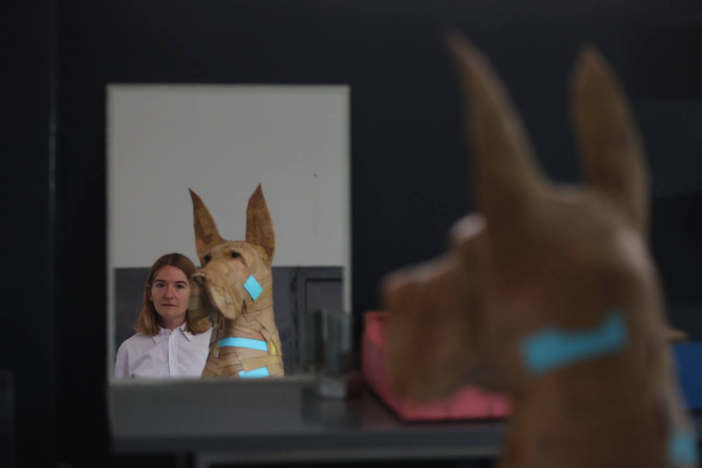 Por qué triunfan estos perros de cartón de 1.000 euros que se hacen en Bilbao