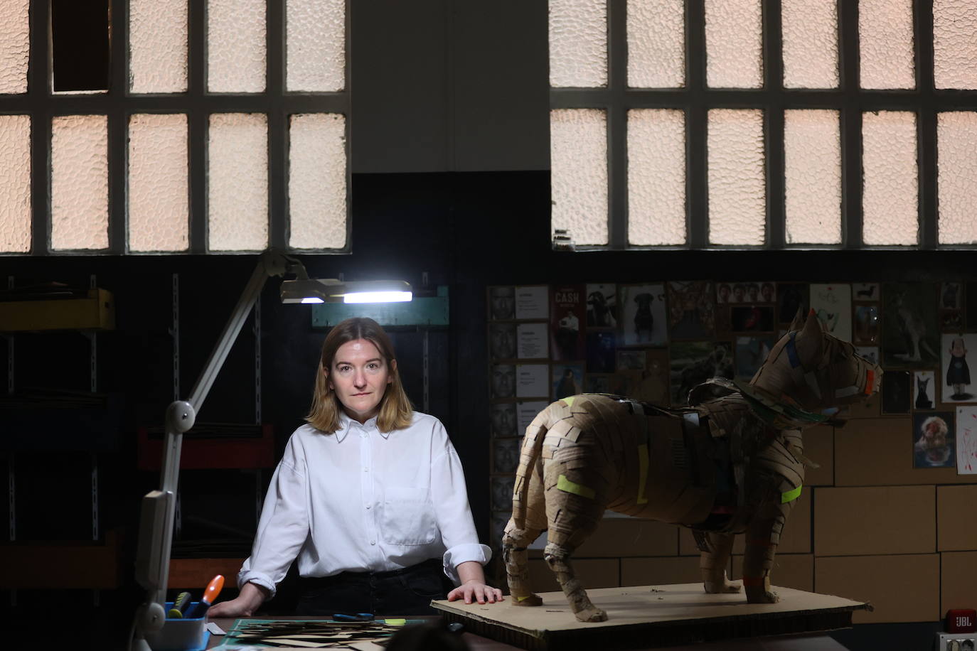 Por qué triunfan estos perros de cartón de 1.000 euros que se hacen en Bilbao