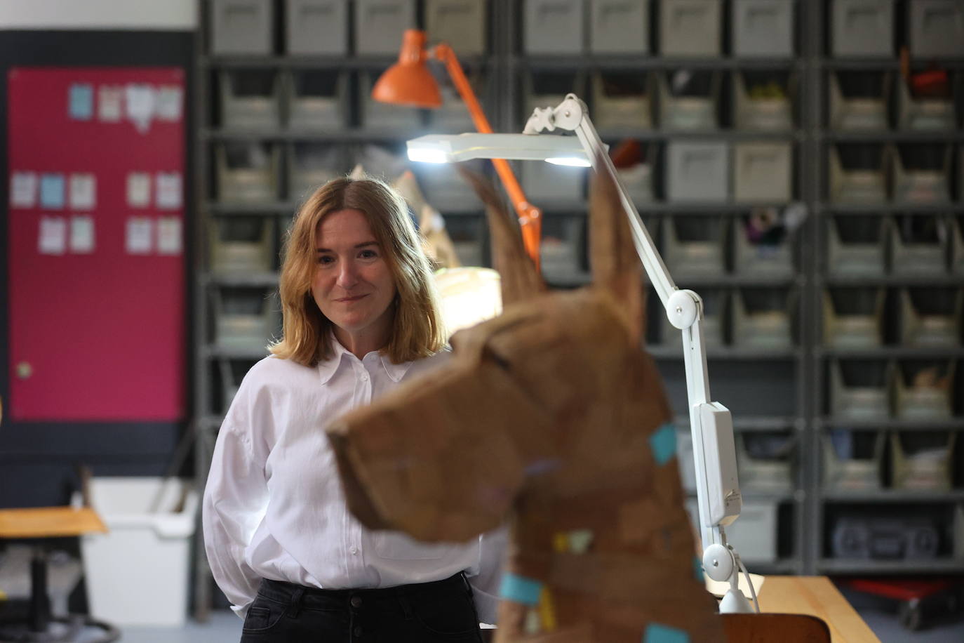 Por qué triunfan estos perros de cartón de 1.000 euros que se hacen en Bilbao