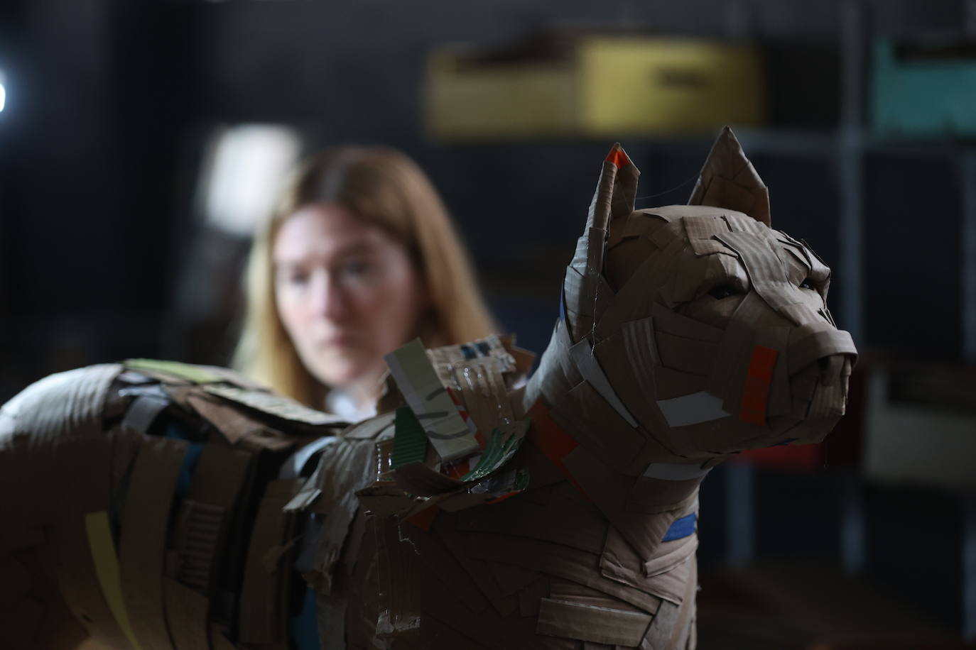 Por qué triunfan estos perros de cartón de 1.000 euros que se hacen en Bilbao