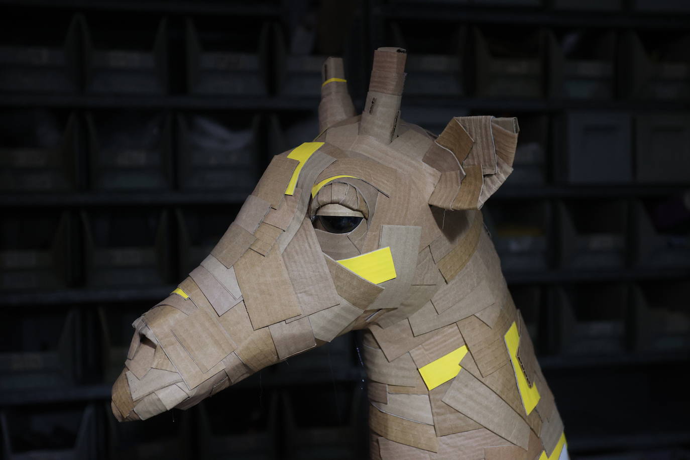 Por qué triunfan estos perros de cartón de 1.000 euros que se hacen en Bilbao