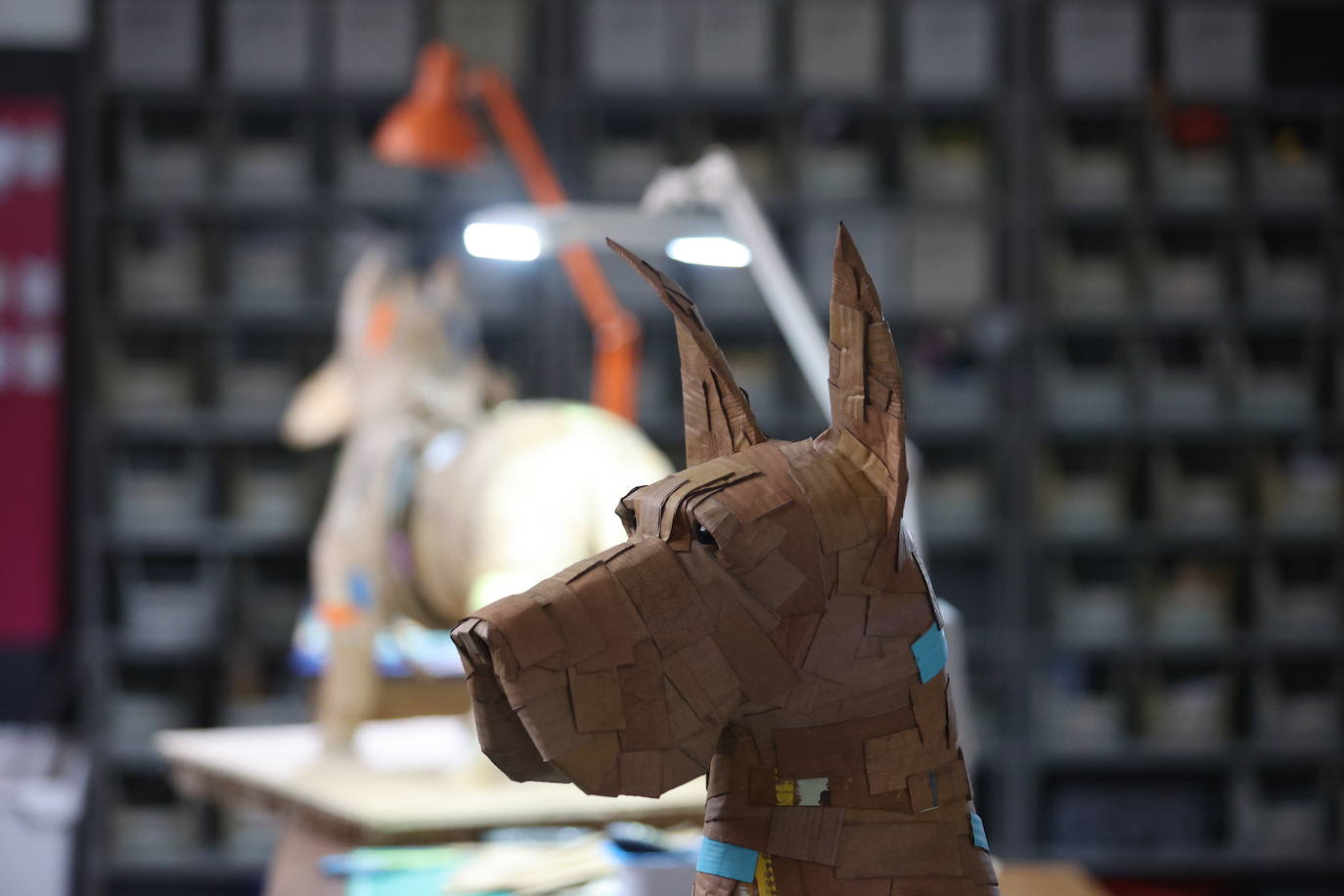 Por qué triunfan estos perros de cartón de 1.000 euros que se hacen en Bilbao