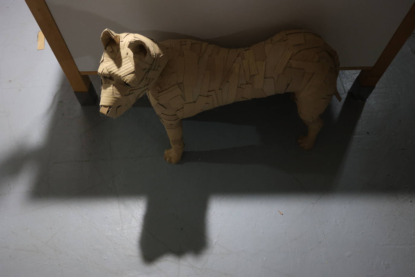 Por qué triunfan estos perros de cartón de 1.000 euros que se hacen en Bilbao