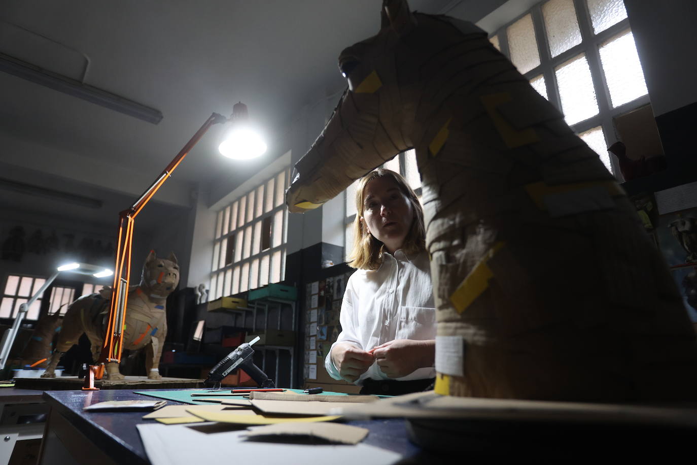 Por qué triunfan estos perros de cartón de 1.000 euros que se hacen en Bilbao