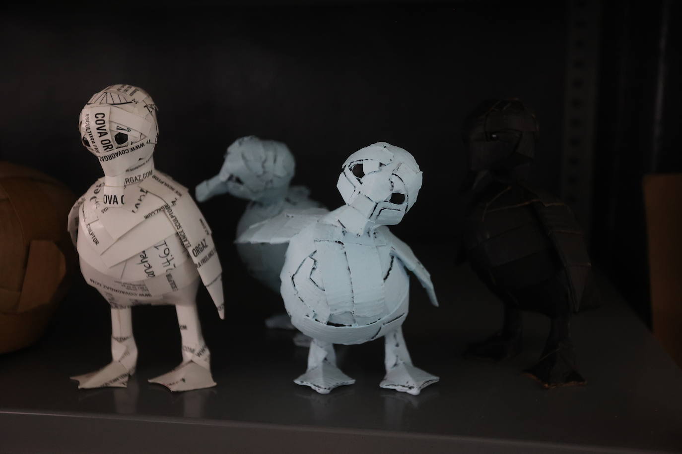 Por qué triunfan estos perros de cartón de 1.000 euros que se hacen en Bilbao