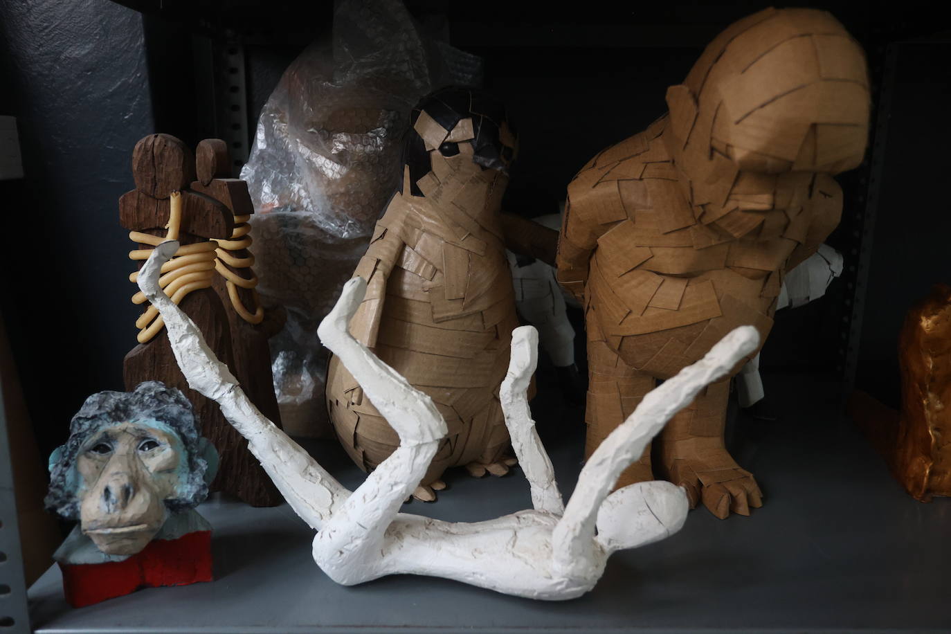 Por qué triunfan estos perros de cartón de 1.000 euros que se hacen en Bilbao