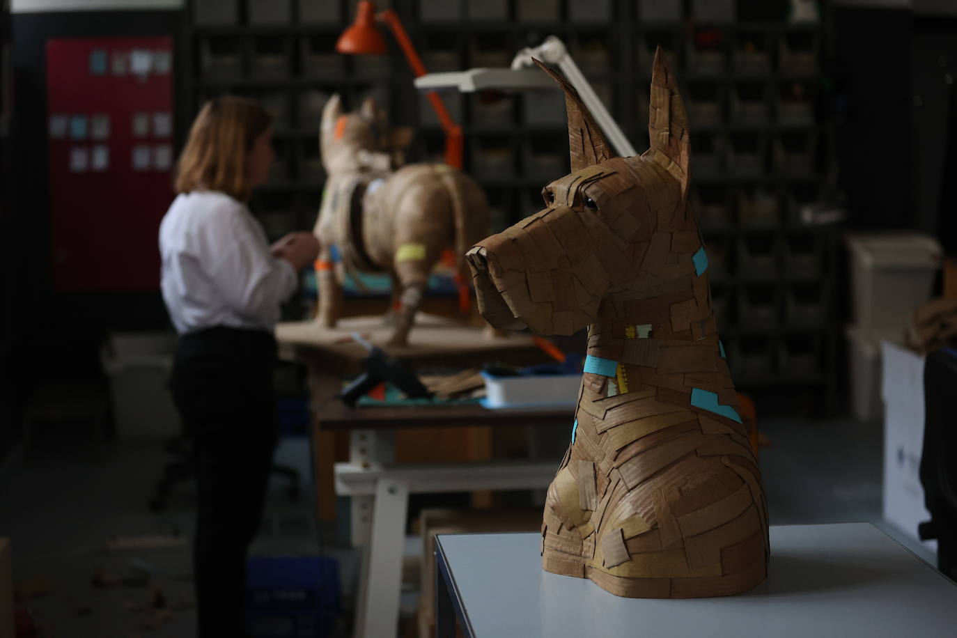 Por qué triunfan estos perros de cartón de 1.000 euros que se hacen en Bilbao