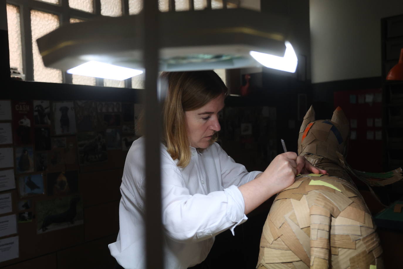 Por qué triunfan estos perros de cartón de 1.000 euros que se hacen en Bilbao