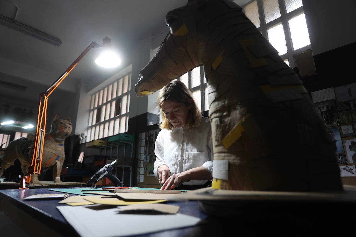 Por qué triunfan estos perros de cartón de 1.000 euros que se hacen en Bilbao