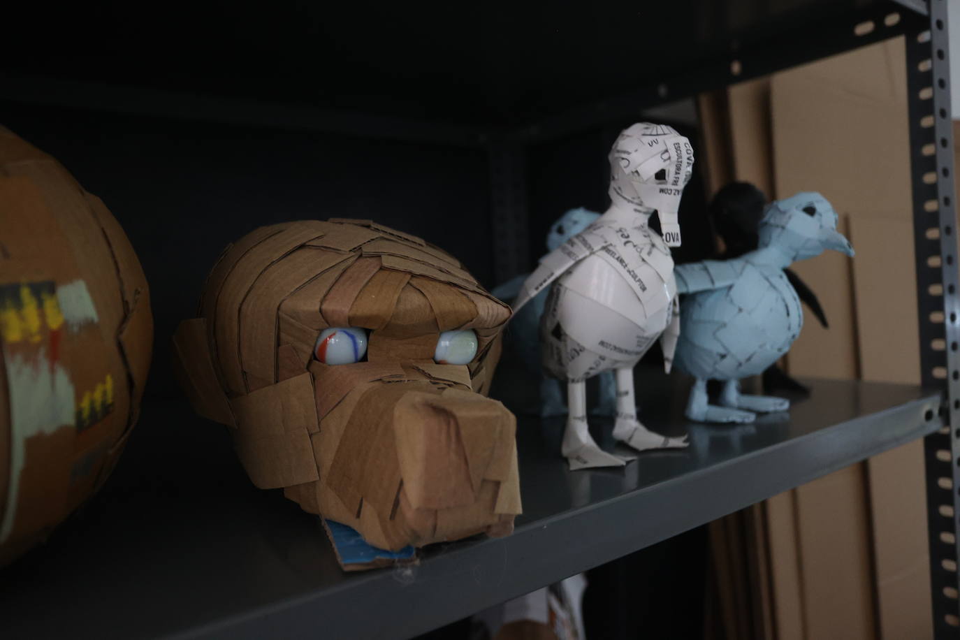 Por qué triunfan estos perros de cartón de 1.000 euros que se hacen en Bilbao