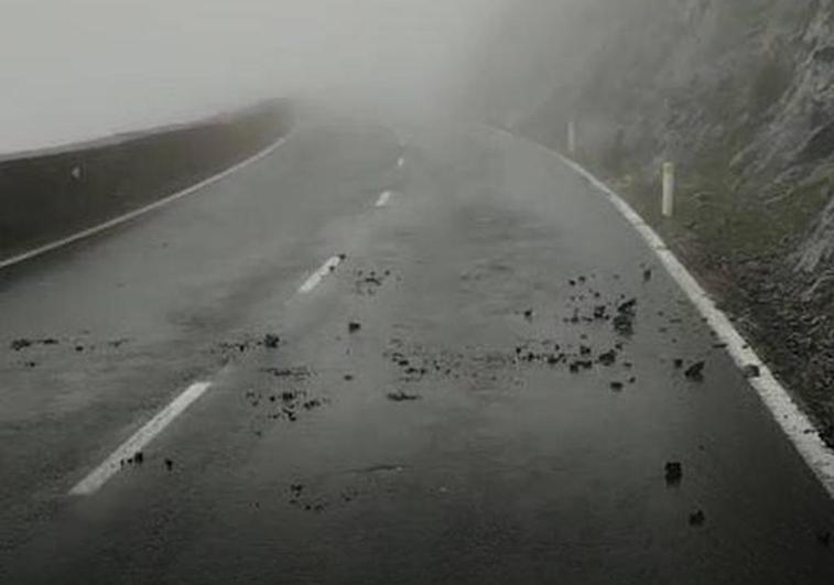 Las piedras han aparecido en la calzada hacia las dos y media de la tarde.