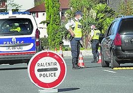 Los traficantes vigilaban para evitar a la policía.