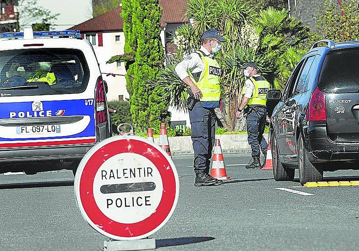 Los traficantes vigilaban para evitar a la policía.