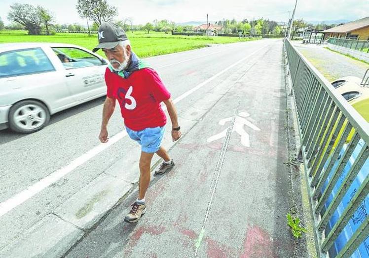 Una persona camina junto a las marcas del accidente.