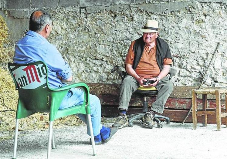 Alfonso Ruiz, residente en Suesa, charla con otro vecino.