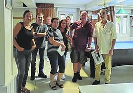 Los participantes de la visita conocen las placas realizadas en damasquinado que aloja el Casino.