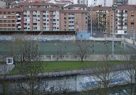 Vista del campo de Soloarte (Basauri), donde los equipos de categorías inferiores del Basconia disputan sus partidos.