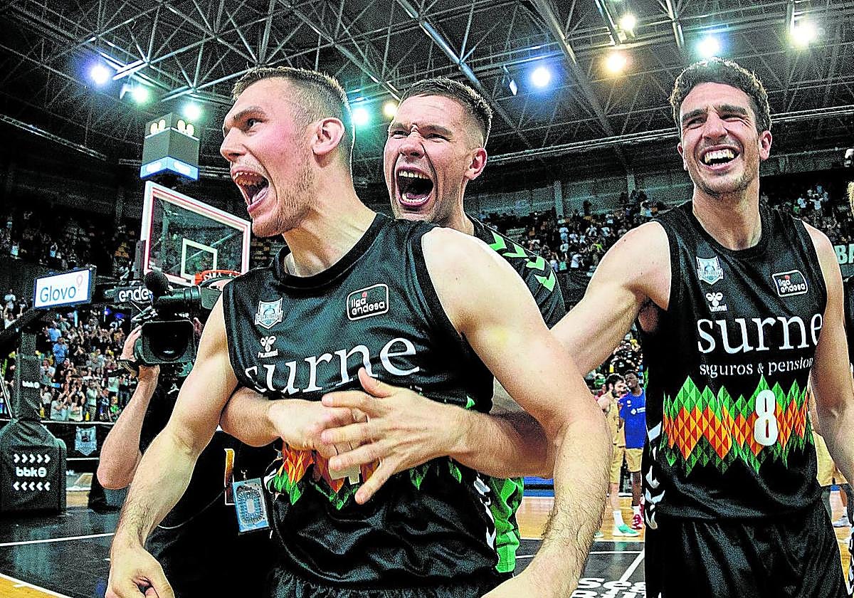 Sulejmanovic y Reyes explotan de alegría y felicitan a Radicevic por su triple ganador.